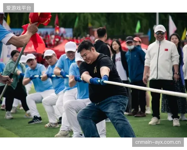 田径小将边跑边微笑太治愈，赛场上的青春力量